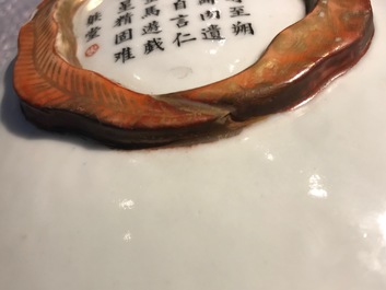 Een paar Chinese famille rose vazen met Wu Shuang Pu reli&euml;fdecor, Qianlong merk, 19e eeuw